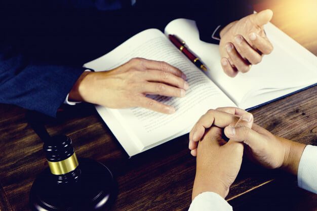 advogado-ou-juiz-martelo-com-trabalho-de-equilibrio-com-o-cliente_93025-49
